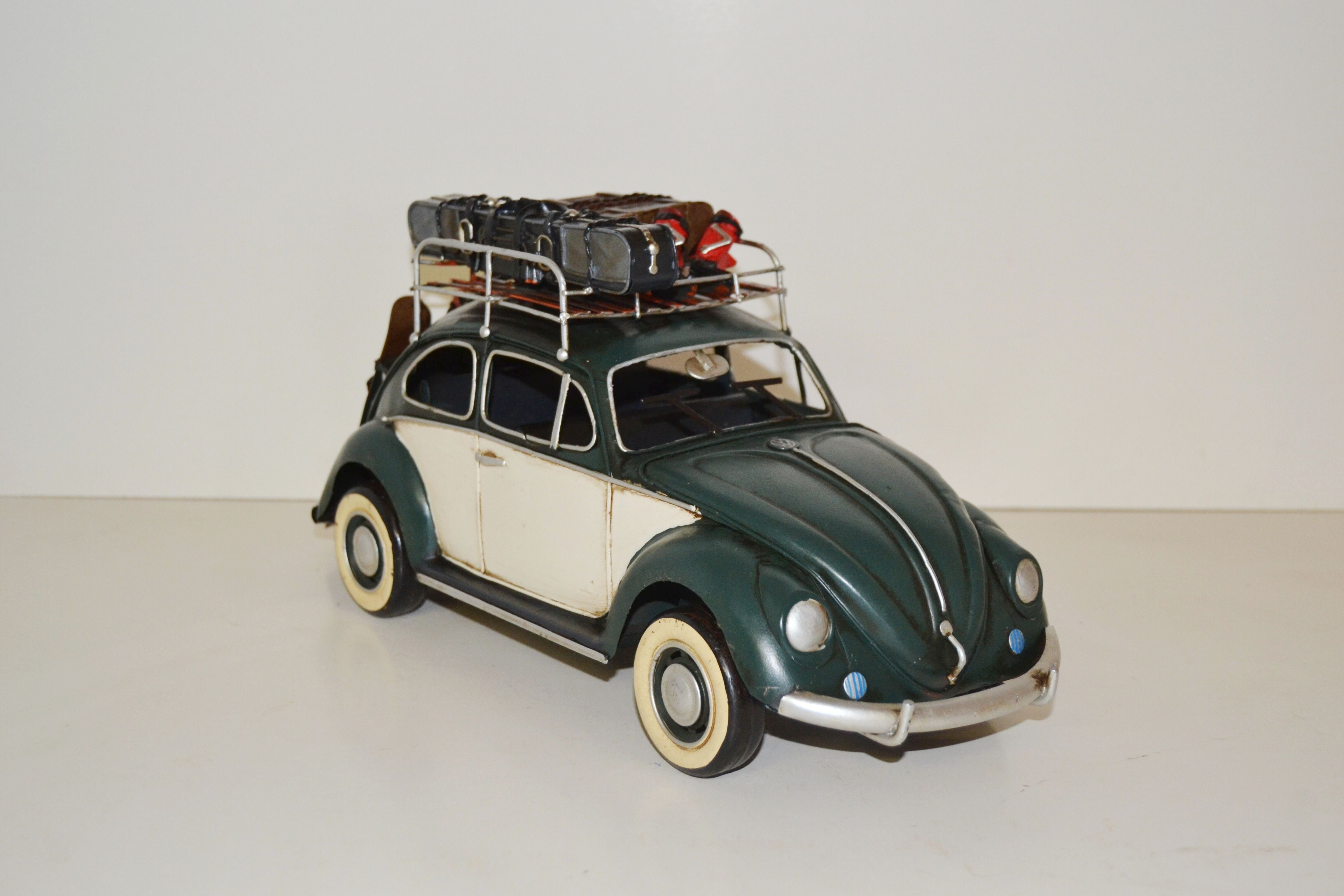 VW Käfer Modell 1950er Jahre mit Dachgepäck - Geschenkidee für Männer!