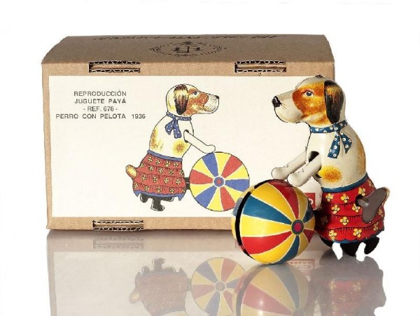 Paya Figur Hund mit Ball und Karton Ansicht links